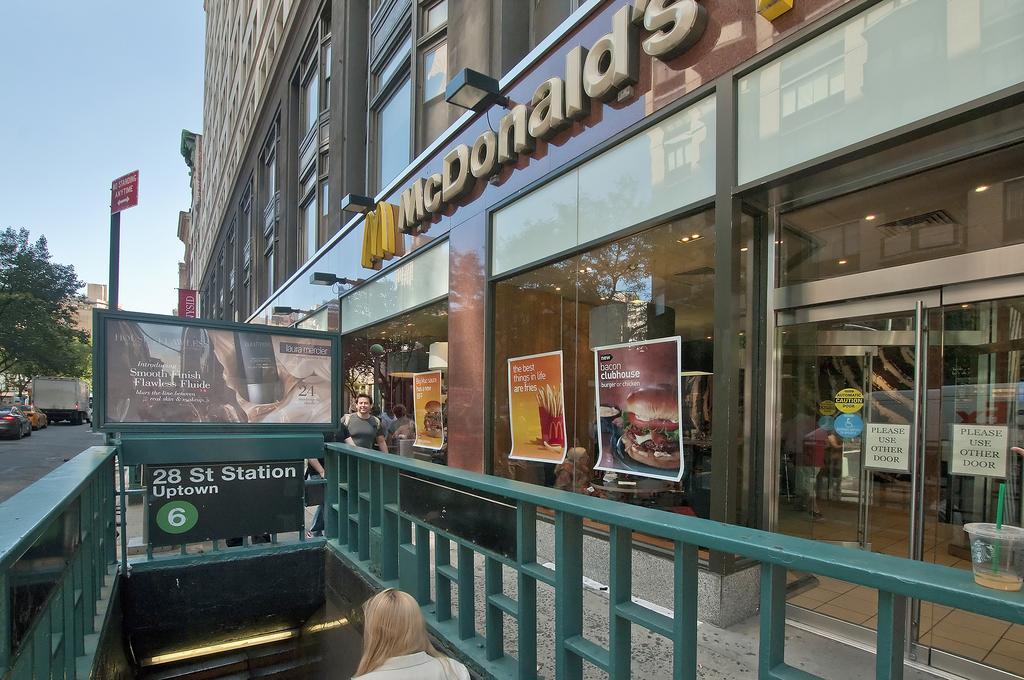 Mid Town East Street Apartments Next To Times Square นิวยอร์ก ภายนอก รูปภาพ